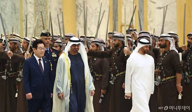 [아부다비=뉴시스] 최동준 기자 = 아랍에미리트(UAE)를 국빈 방문 중인 이재명 대통령이 18일(현지 시간) 아부다비 카사르 알 와탄 대통령궁에서 열린 공식 환영식에서 무함마드 빈 자이드 알 나흐얀 UAE 대통령과 의장대를 사열하고 있다. 2025.11.18. photocdj@newsis.com /사진=