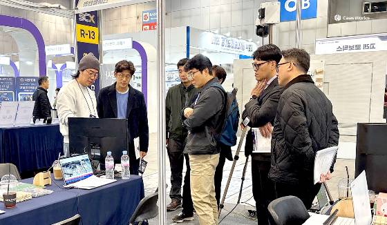 아이콘 관계자가 방문객에게 카스웍스 플랫폼을 설명하고 있다/사진제공=아이콘