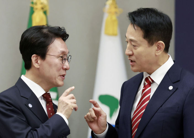 김민석(왼쪽) 국무총리와 오세훈 서울시장이 지난 12일 서울 용산 대통령실 청사에서 열린 중앙지방협력회의에서 대화하고 있다.  뉴시스