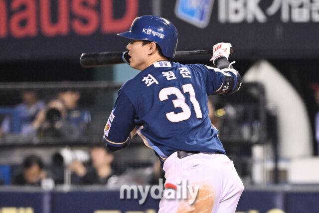 1일 서울 잠실야구장에서 열린 '2025 신한 SOL BANK KBO리그' NC 다이노스와 LG 트윈스 경기. NC 최원준이 6회초 2사에 안타를 치고 있다./마이데일리