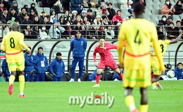 축구대표팀 홍명보 감독이 18일 오후 서울월드컵경기장에서 진행된 가나와의 평가전을 지켜보고 있다.