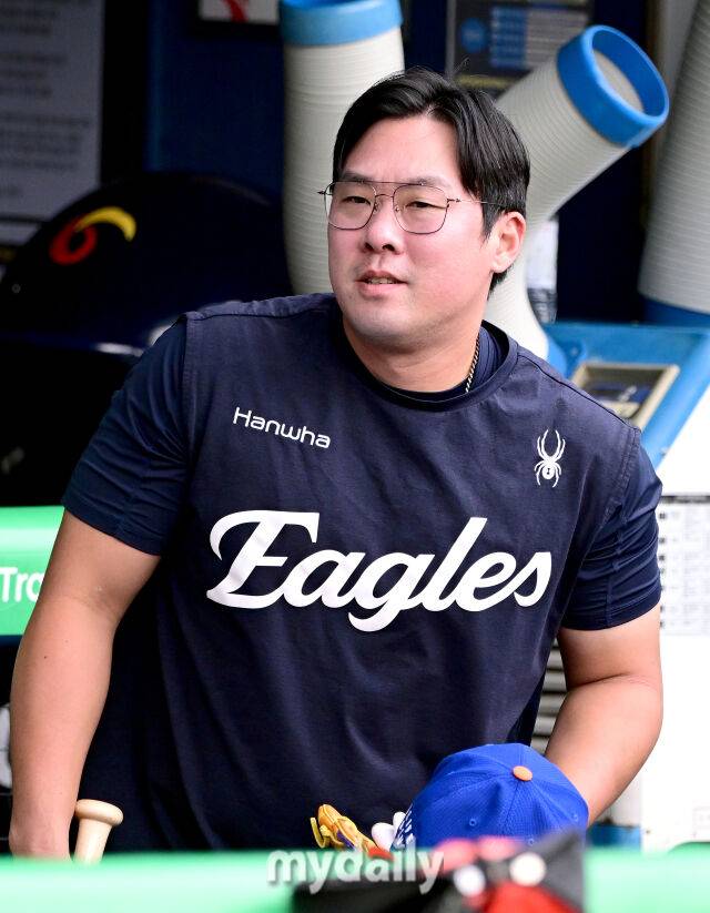 2025년 8월 8일 오후 서울 잠실구장에서 열린 '2025 신한 SOL뱅크 KBO 리그' 한화 이글스와 LG 트윈스의 경기한화 안치홍이 훈련을 위해 그라운드로 나서고 있다./마이데일리