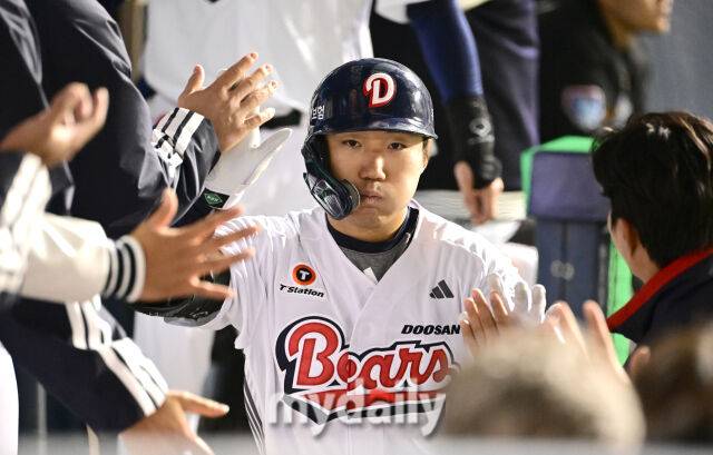 2025년 4월 10일 오후 서울 잠실구장에서 진행된 '2025 신한 SOL뱅크 KBO 리그' 한화 이글스와 두산 베어스의 경기. 두산 추재현이 8회말 무사 1루서 2점 홈런을 친 뒤 더그아웃에서 동료들의 축하를 받고 있다./마이데일리