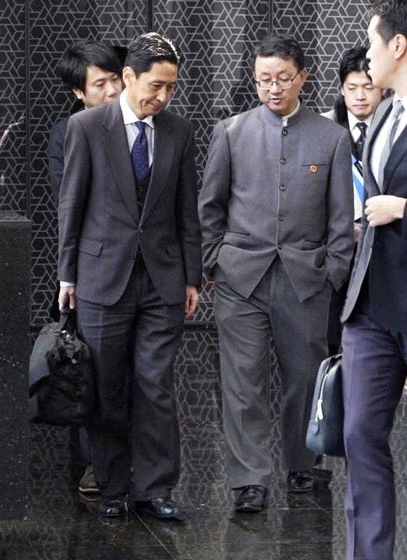 가나이 마사아키 일본 외무성 아시아대양주국장(왼쪽)이 18일 베이징에서 류진쑹 중국 외교부 아주사 사장(아시아 국장·오른쪽)과 협의를 마친 뒤 이동하고 있다. [로이터]