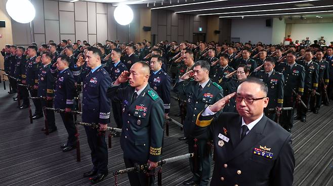 준장 진급자들이 19일 서울 용산구 국방컨벤션에서 열린 삼정검 수여식에서 거수 경례를 하고 있다. [국방일보 제공]