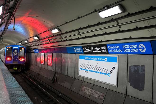 [시카고=AP/뉴시스] 여성 몸에 인화액 붓고 방화한 사건이 일어난 다음 날인 18일 (현지시간)  시카고의 사고 전철역 클라크- 레이크 역에서 블루 라인 열차 한 대가 정거장을 빠져 나가고 있다.  2025.11.19.