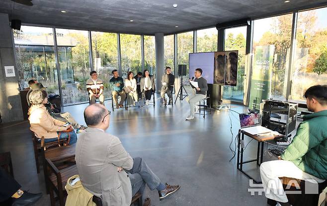 [서귀포=뉴시스] 우장호 기자 = 18일 오후 제주 서귀포시 효돈동 베케에서 '도시·자연·건축·정원 2025 포럼'에서 발표자 토론이 진행되고 있다.이번 포럼은 더가든·제주미래건축공간연구원이 공동 주최하고, 뉴시스 제주본부가 주관하며 제주도개발공사가 후원한다. 2025.11.18. woo1223@newsis.com