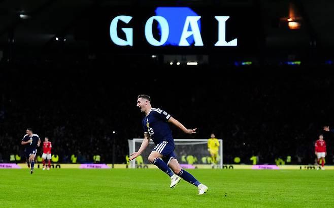 [글래스고=AP/뉴시스] 스코틀랜드의 케니 맥린이 18일(현지 시간) 스코틀랜드 글래스고의 햄던파크에서 열린 2026 국제축구연맹(FIFA) 북중미 월드컵 유럽 예선 C조 최종전 덴마크와 경기 후반 추가 시간 팀 4번째 골을 넣고 환호하고 있다. 스코틀랜드는 2-2 상황에서 후반 추가 시간에만 두 골을 몰아 넣어 1명이 퇴장당한 덴마크에 4-2로 역전승하며 조 1위로 28년 만에 월드컵 본선에 진출했다. 2025.11.19.