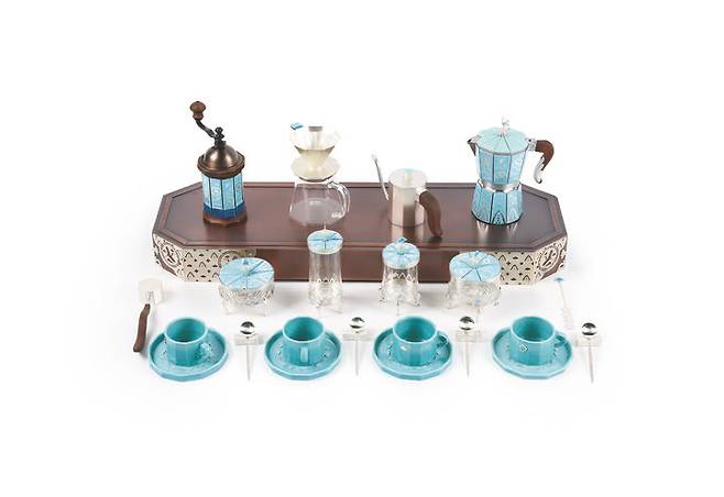 [서울=뉴시스] 제55회 대한민국공예품대전  국무총리상 '운학문 커피도구 세트' (사진=국가유산청 제공) 2025.11.19. photo@newsis.com *재판매 및 DB 금지