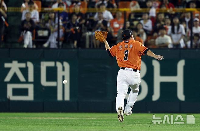 [대전=뉴시스] 고범준 기자 = 27일 오후 대전 중구 한화생명이글스파크에서 열린 2024 KBO리그 KIA 타이거즈와 한화 이글스의 경기, 5회초 1사 KIA 오선우의 타구를 한화 안치홍이 놓치고 있다. 2024.09.27. bjko@newsis.com