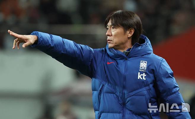[서울=뉴시스] 황준선 기자 = 지난 18일 오후 서울 마포구 서울월드컵경기장에서 열린 축구 국가대표팀 평가전 대한민국과 가나의 경기, 전반 한국 홍명보 감독이 작전을 지시하고 있다. 2025.11.18. hwang@newsis.com