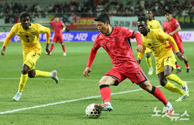 황희찬이 18일 서울 상암동 서울월드컵경기장에서 열린 축구 국가대표팀 친선경기 대한민국과 가나의 경기에서 돌파를 시도하고 있다. 류영주 기자