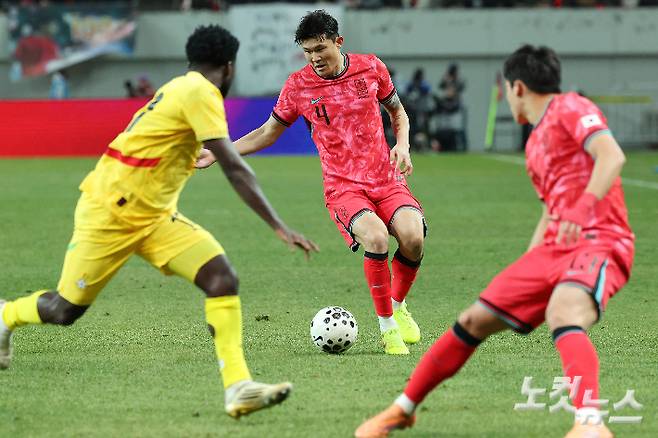 김민재가 18일 서울 상암동 서울월드컵경기장에서 열린 축구 국가대표팀 친선경기 대한민국과 가나의 경기에서 돌파를 시도하고 있다. 류영주 기자