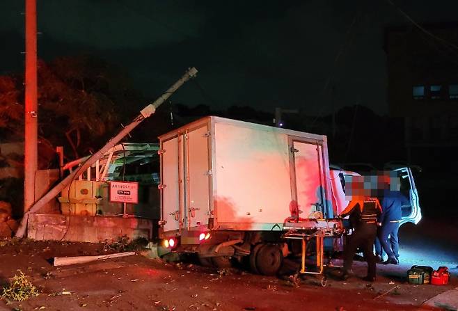 지난 10일 새벽 발생한 사고 현장 모습. 제주도소방안전본부 제공