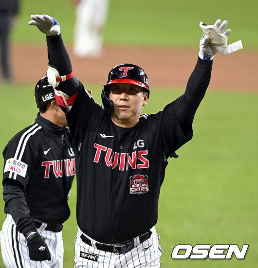 [OSEN=대전, 손용호 기자] 31일 대전 한화생명볼파크에서 2025 신한 SOL Bank KBO리그 포스트시즌 한국시리즈 5차전 한화 이글스와 LG 트윈스의 경기가 열렸다.이날 경기에 한화는 문동주를, LG는 톨허스트를 선발투수로 내세웠다. 8회초 무사 1루 김현수가 안타를 치고 교체되면 팬들에게 인사를 하고  있다.  2025.10.31/spjj@osen.co.kr