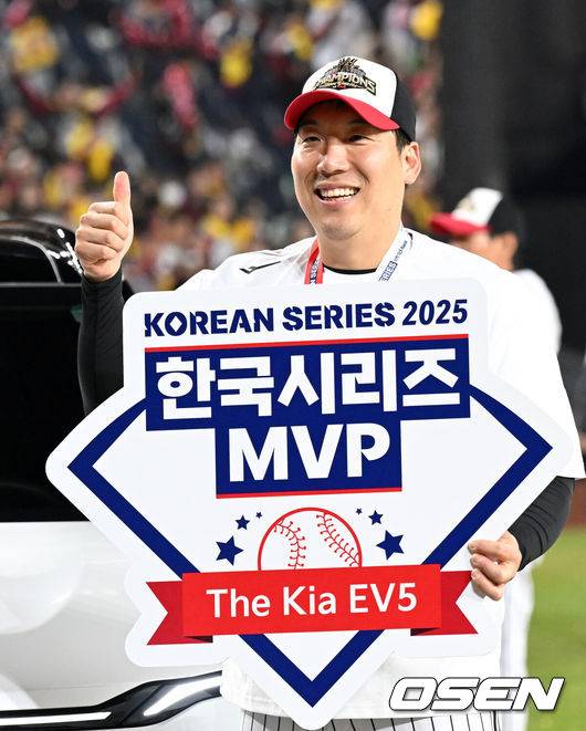 [OSEN=대전, 이대선 기자] 이변은 없었다. 2025시즌 우승팀은 무적 LG 트윈스다.&nbsp;프로야구 LG 트윈스는 31일 대전 한화생명볼파크에서 열린 2025 신한 SOL뱅크 KBO 한국시리즈(7전 4선승제) 한화 이글스와의 5차전에서 4-1로 승리했다.정규시즌 1위 LG는 시리즈 전적 4승 1패로 통합우승 금자탑을 쌓았다. LG의 통합우승은 1990년, 1994년, 2023년에 이은 통산 4번째로, 염경엽 감독은 2023년 부임 후 3년 사이 팀을 두 차례나 정상에&nbsp;올려놓는 위대한 업적을 달성했다. 2023년 1위, 2024년 3위, 2025년 1위로 KBO리그에 트윈스 왕조 시대를 활짝 열었다.&nbsp;반면 2위 한화는 플레이오프를 거쳐 2006년 이후 19년 만에 한국시리즈 무대를 밟았지만, LG의 벽을 넘지 못하며 1999년 이후 26년 만에 통산 두 번째 우승이 무산됐다.&nbsp;한국시리즈 MVP를 차지한 LG 김현수가 부상으로 받은 차량 앞에서 포즈를 취하고 있다. 2025.10.31 /sunday@osen.co.kr