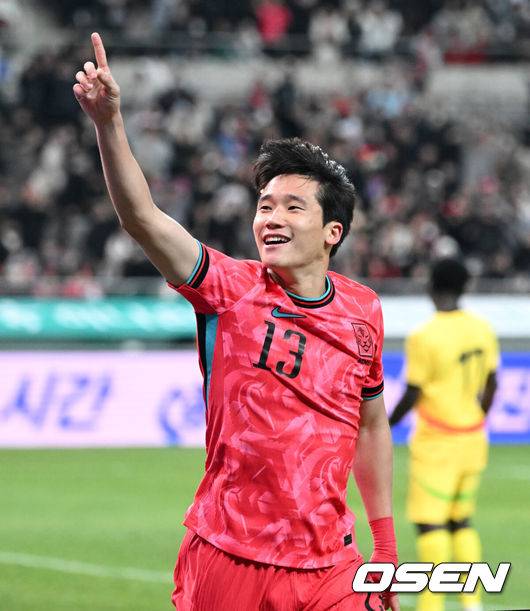 [OSEN=서울월드컵경기장, 이대선 기자] 홍명보 감독이 이끄는 대한민국 축구대표팀이 18일 오후 서울월드컵경기장에서 아프리카 강호 가나와 평가전을 가졌다.홍명보호의 2025년의 끝을 장식할 경기다. 내달 2026 국제축구연맹(FIFA) 북중미 월드컵 조 추첨을 앞두고 열리는 마지막 평가전이기도 하다. 현재 한국은 가나전 결과와 상관없이 사실상 월드컵 포트 2가 확정된 상태다. 아프리카 예선을 뚫고 북중미행에 성공한&nbsp;가나는 FIFA 랭킹 73위다.&nbsp;22위 한국보다는 51계단&nbsp;낮다. 하지만 통산 전적에서 4승 3패로 한국보다 우위다.&nbsp;후반 대한민국 이태석이 선제골을 성공시키고 환호하고 있다. 2025.11.18 /sunday@osen.co.kr