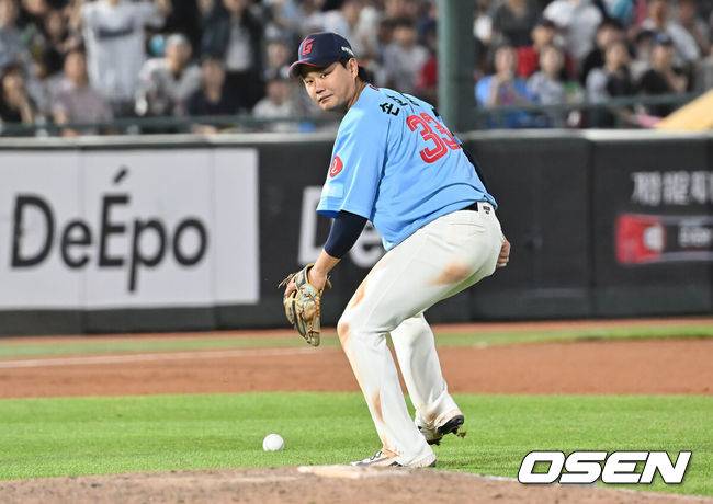 [OSEN=부산, 이석우 기자] 29일 부산 사직야구장에서 2025 신한 SOL 뱅크 KBO 리그 롯데 자이언츠와 NC 다이노스의 경기가 열렸다. 홈팀 롯데는 박세웅이, 방문팀 NC는 로건이 선발 출전했다.롯데 자이언츠 손호영이 8회초 2사 1,2루 NC 다이노스 박건우의 투수 맞고 굴절된 타구를 잡지 못하고 있다. 2025.07.29 / foto0307@osen.co.kr