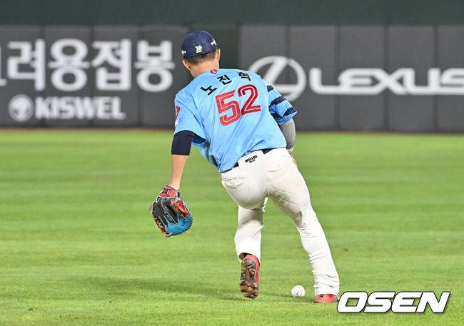 [OSEN=부산, 이석우 기자] 15일 부산 사직야구장에서 2025 신한 SOL 뱅크 KBO 리그 롯데 자이언츠와 삼성 라이온즈의 경기가 열렸다. 홈팀 롯데는 이민석이, 방문팀 삼성은 가라비토가 선발 출전했다.롯데 자이언츠 노진혁이 6회초 무사 1,2루 삼성 라이온즈 구자욱의 1루 땅볼을 잡지 못하고 있다. 2025.08.15 / foto0307@osen.co.kr