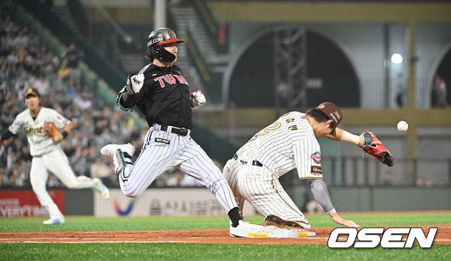 [OSEN=울산, 이석우 기자] 25일 울산 문수야구장에서 2025 신한 SOL 뱅크 KBO 리그 롯데 자이언츠와 LG 트윈스의 경기가 열렸다. 홈팀 롯데는 감보아가, 방문팀 LG는 손주영이 선발로 나섰다.LG 트윈스 신민재가 5회초 1사 만루 유격수 땅볼을 치고 롯데 전민재의 송구 실책으로 1루에서 세이프되고 있다.  2025.09.25 / foto0307@osen.co.kr