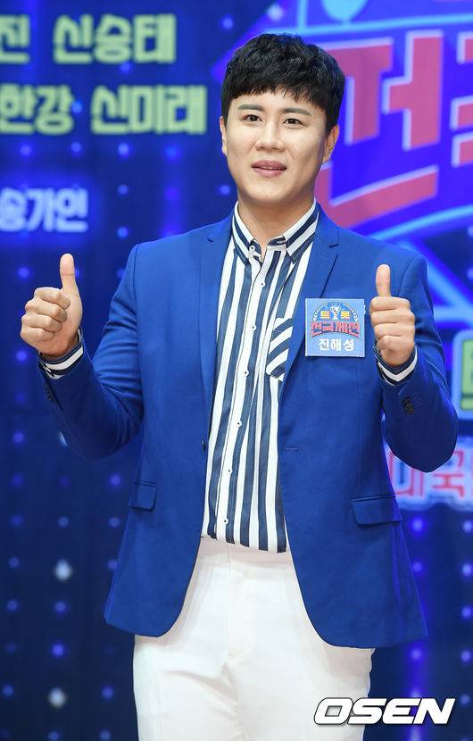 [OSEN=민경훈 기자] 24일 오후 서울 강남구 청담동 일지아트홀에서 '트롯 전국체전' 전국투어 콘서트 제작발표회가 열렸다.한편,&nbsp;'2021 트롯 전국체전 투어 대국민 희망 콘서트' 서울 공연이 오는 7월 10일과 11일에 송파구 올림픽공원 체조경기장에서 열린다.이번 공연은 '트롯 전국체전' 우승자 진해성을 비롯해 재하, 오유진, 신승태, 김용빈, 상호&상민, 최향, 한강 등 톱8과 신미래가 출연하며 ‘트롯 전국체전' 코치로 나섰던 송가인도 특별 게스트로 멤버들과 함께 다채로운 무대를 선보일 예정이다.무대 위에서 진해성이 포즈를 취하고 있다. / rumi@osen.co.kr