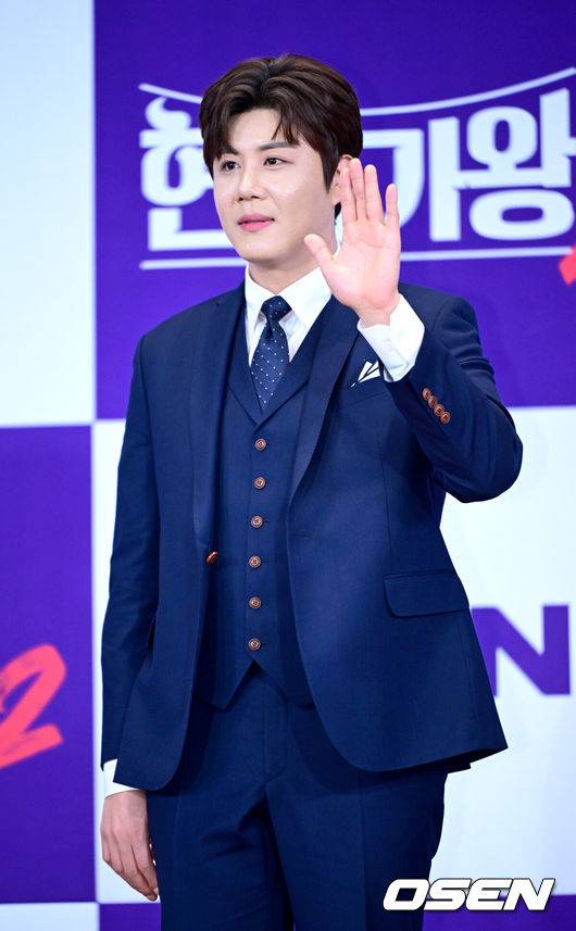 [OSEN=최규한 기자] 12일 오후 서울 상암동 누리꿈스퀘어 비즈니스타워에서 MBN '현역가왕2' 종영기념 기자간담회가 열렸다.'현역가왕2’는 박서진이 총점 4574점을 기록하며 최종 우승을 차지했다. 이어 진해성-에녹-신승태-김준수-최수호-강문경이 차례로 톱7을 완성했다. 가수 진해성이 포토타임을 하고 있다. 2025.03.12 / dreamer@osen.co.kr