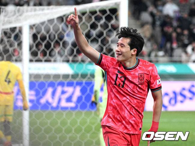 [OSEN=서울월드컵경기장, 이대선 기자] 홍명보호가 어려운 경기 끝에 2025년 마지막 A매치를 승리로 장식했다.홍명보 감독이 이끄는 한국 축구대표팀은 18일 오후 8시 서울월드컵경기장에서 열린&nbsp;11월 A매치 두 번째 친선경기에서&nbsp;'아프리카 강호' 가나를 상대로 1-0 승리했다.내달 2026 국제축구연맹(FIFA) 북중미 월드컵 조 추첨을 앞두고 열리는 마지막 평가전이었다.&nbsp;한국은 가나까지 잡아내면서 사상 최초로&nbsp;월드컵 포트 2를 확정하게 됐다.후반 대한민국 이태석이 선제골을 성공시키고 환호하고 있다. 2025.11.18 /sunday@osen.co.kr