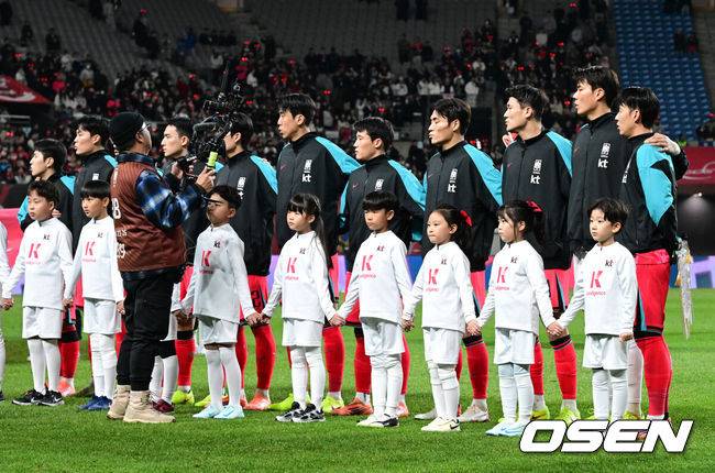 [OSEN=서울월드컵경기장, 지형준 기자] 홍명보 감독이 이끄는 한국 축구대표팀이 18일 오후 8시 서울월드컵경기장에서 열린&nbsp;11월 A매치 두 번째 친선경기에서&nbsp;'아프리카 강호' 가나를 상대로 1-0 승리했다.내달 2026 국제축구연맹(FIFA) 북중미 월드컵 조 추첨을 앞두고 열리는 마지막 평가전이었다.&nbsp;한국은 가나까지 잡아내면서 사상 최초로&nbsp;월드컵 포트 2를 확정하게 됐다. 이로써 대표팀은 홍명보 감독이 부임한 뒤 처음으로 A매치 2연전에서 나란히 승리를 거두게 됐다.대한민국 선수들이 국민의례를 하고 있다. 2025.11.18 /jpnews@osen.co.kr