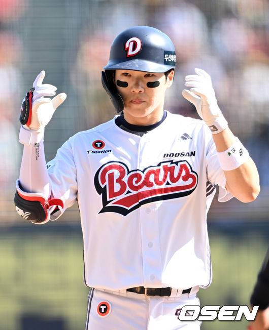 [OSEN=잠실, 이대선 기자] 20일 오후 서울 잠실야구장에서 2025 신한 SOL Bank KBO리그 두산 베어스와 KIA  타이거즈의 경기가 열렸다.두산은 잭로그, KIA는 네일을 선발 투수로 내세웠다.5회말 무사에서 두산 조수행이 좌전 안타를 치고 환호하고 있다. 2025.04.20 /sunday@osen.co.kr