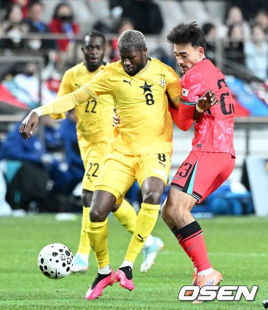 [OSEN=서울월드컵경기장, 이대선 기자] 홍명보 감독이 이끄는 대한민국 축구대표팀이 18일 오후 서울월드컵경기장에서 아프리카 강호 가나와 평가전을 가졌다.홍명보호의 2025년의 끝을 장식할 경기다. 내달 2026 국제축구연맹(FIFA) 북중미 월드컵 조 추첨을 앞두고 열리는 마지막 평가전이기도 하다. 현재 한국은 가나전 결과와 상관없이 사실상 월드컵 포트 2가 확정된 상태다. 아프리카 예선을 뚫고 북중미행에 성공한&nbsp;가나는 FIFA 랭킹 73위다.&nbsp;22위 한국보다는 51계단&nbsp;낮다. 하지만 통산 전적에서 4승 3패로 한국보다 우위다.&nbsp;전반 대한민국 옌스가 수비를 하고 있다. 2025.11.18 /sunday@osen.co.kr