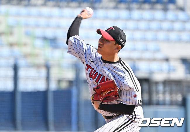 [OSEN=창원, 이석우 기자] 29일 창원 마산야구장에서 2025 울산-KBO Fall League 독립 선발팀과 LG 트윈스의 결승 경기가 열렸다. 독립 선발팀은 진현우가, LG 트윈스는 성준서가 선발 출전했다. LG 트윈스 김영준이 역투하고 있다. 2025.10.29 / foto0307@osen.co.kr