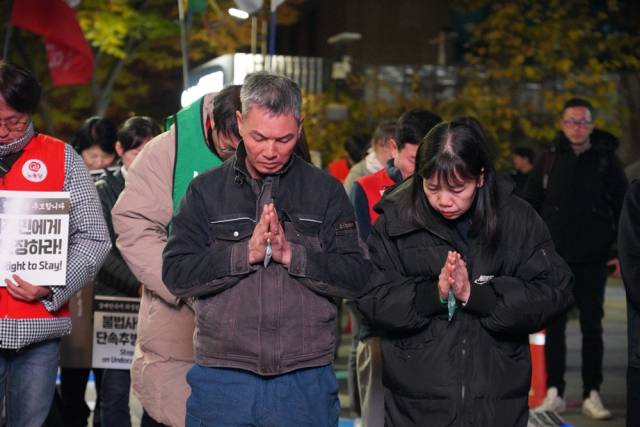 ▲이날추모제에 참석한 고 뚜안 씨의 부모님. ⓒ프레시안(손가영)