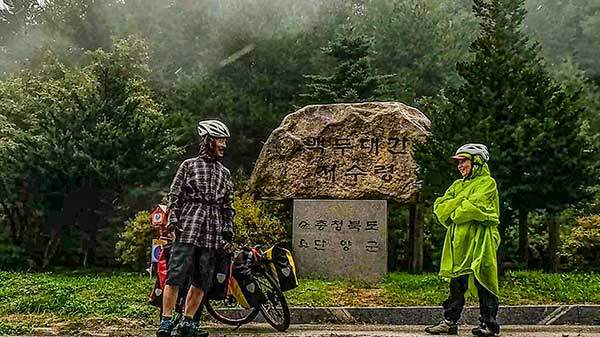 큰 고개 정상에 올라설 때 마다 &nbsp;동료애, 전우애가 불끈 솟았다. 우리 부부만 아는 자랑스러운 기념사진을 찍었다.