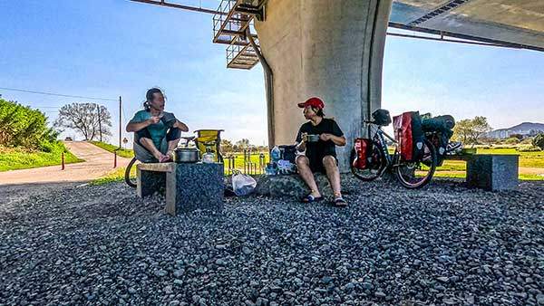 주말부부가 열흘 내내 한솥밥을 먹었다. MT는 성공적인 것 같다.