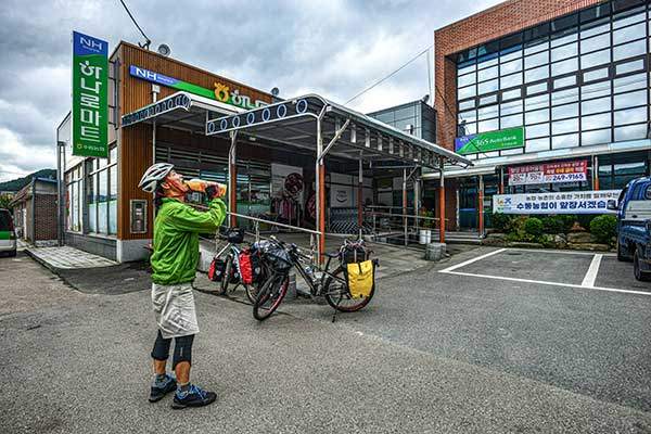 소방서, 농협, 파출소가 있는 마을에는 반드시 하나로마트가 있다. 저녁 꺼리와 간식 장을 계획적으로 볼 수 있다.