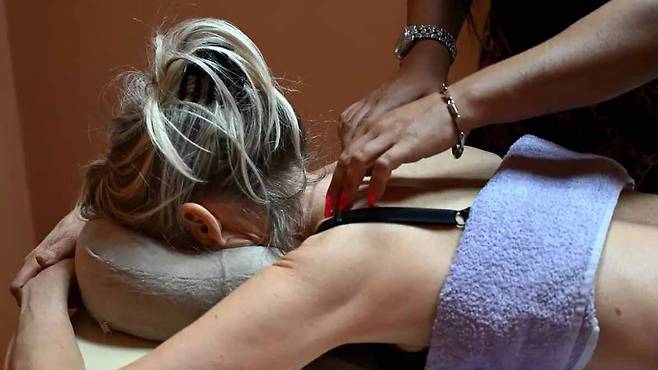 ‘스크래처 걸스’의 긁기 테라피. 스크래처 걸스 페이스북 캡처