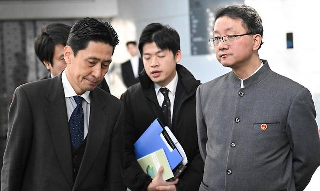 가나이 마사아키 일본 외무성 아시아대양주국장(왼쪽)이 18일 베이징에서 류진쑹 중국 외교부 아주사 사장(아시아 국장·오른쪽)과 협의를 마친 뒤 이동하고 있다. AFP연합뉴스
