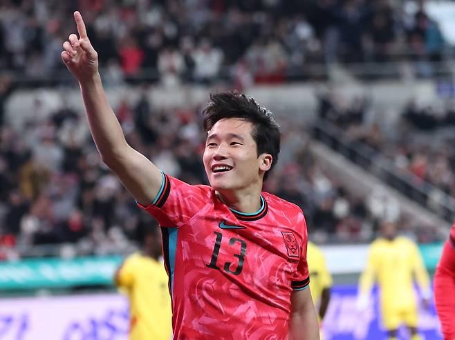18일 오후 서울 마포구 서울월드컵경기장에서 열린 ‘하나은행 초청 국가대표팀 친선경기’ 대한민국과 가나와의 경기에서 후반 이태석이 선제골을 넣고 세리머니하고 있다. 뉴스1