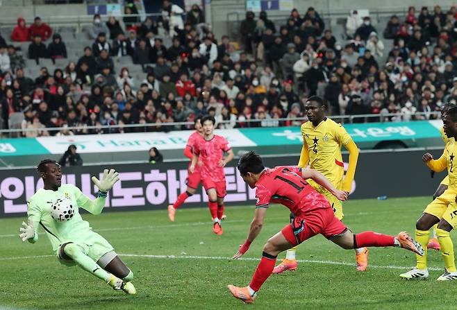18일 서울 마포구 서울월드컵경기장에서 열린 남자축구 국가대표 A매치 평가전 대한민국과 가나의 경기. 한국 이태석이 첫 골을 성공시키고 있다. 연합뉴스