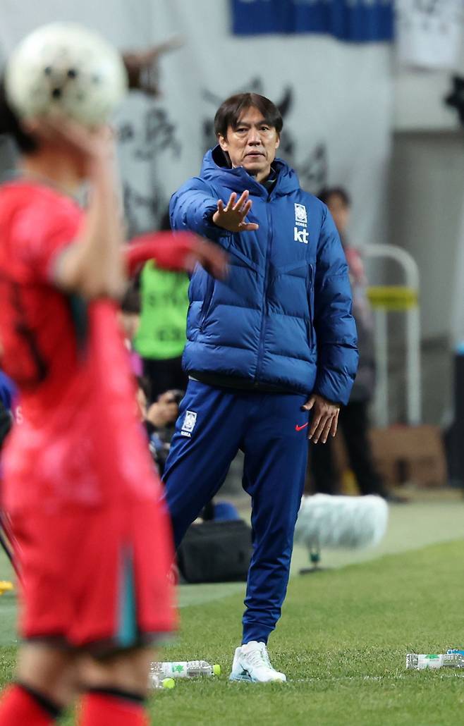 18일 오후 서울 마포구 서울월드컵경기장에서 열린 축구 국가대표팀 평가전 대한민국과 가나의 경기, 홍명보 감독이 선수들에게 지시하고 있다. 뉴시스