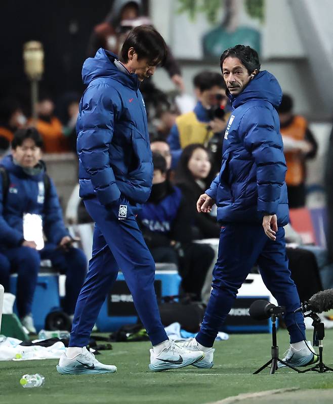 18일 서울 마포구 서울월드컵경기장에서 열린 남자축구 국가대표 A매치 평가전 대한민국과 가나의 경기. 홍명보 감독이 경기를 지켜보고 있다. 연합뉴스