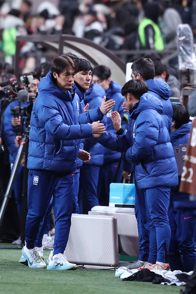 18일 오후 서울 마포구 서울월드컵경기장에서 열린 ‘하나은행 초청 국가대표팀 친선경기’ 대한민국과 가나와의 경기에서 가나에 1대0 승리를 거둔 대한민국 선수들이 기쁨을 나누고 있다. 뉴스1