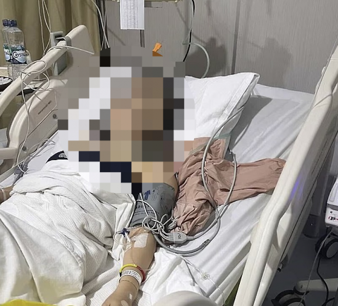 인도네시아 발리의 한 호스텔에 묵은 투숙객 중 일부가 집단 중독 증세를 보이고 1명이 사망했다. 사진은 병원에 입원한 한 투수객의 모습. 데일리메일 캡처
