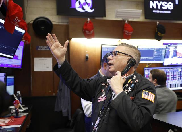 미국 뉴욕증권거래소(NYSE)에서 18일(현지 시간) 트레이더들이 업무를 보고 있다. UPI연합뉴스