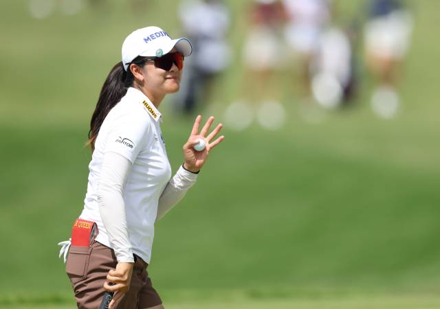 퍼팅 후 갤러리에게 인사하고 있는 김아림. 사진 제공=대홍 기획