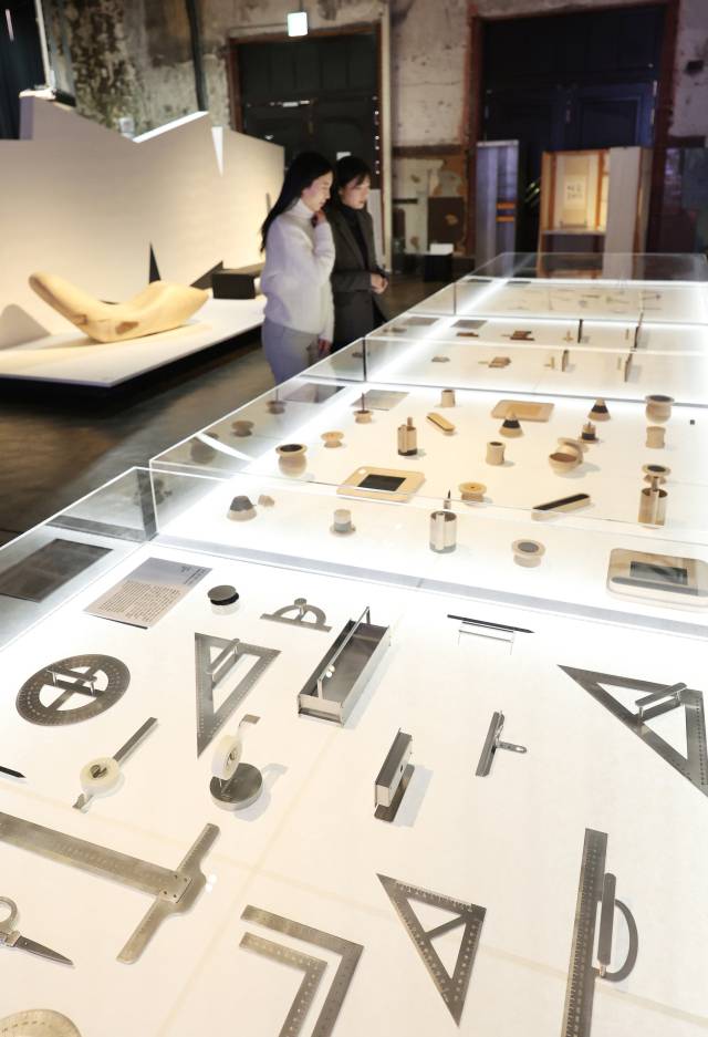 19일 관람객들이 국립한글박물관의 ‘글(자)감(각): 쓰기와 도구’ 전시에서 쓰는 데 사용되는 도구들을 살펴보고 있다. 연합뉴스