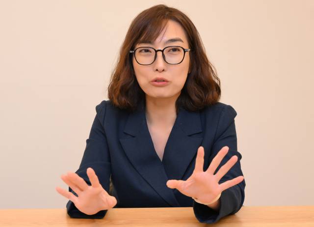 안미현 서울중앙지검 검사가 18일 서울 서초구 교대역 인근에서 서울경제신문과 만나 형사·사법 체제 변화에 대한 우려에 대해 설명하고 있다. 권욱 기자