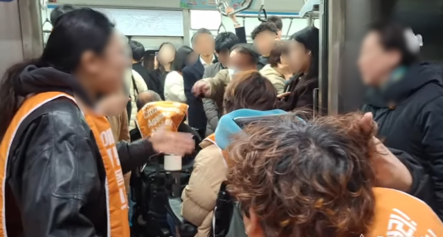 지난 12일 전국장애인차별철폐연대(전장연)가 서울 지하철에서 시위를 벌이고 있다. 사진은 해당 기사와 무관함. 전장연 유튜브 갈무리