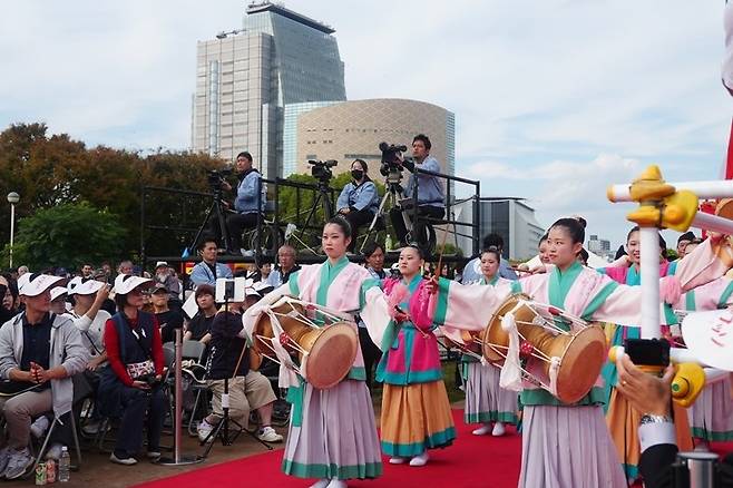일본 오사카 도심에서 35년 동안 이어진 ‘왔소’ 축제는 1400여 년 전 한반도 삼국시대 옷을 입은 도래인들이 한국 전통음악을 연주 및 입장하며 진행된다. 오사카=허문명 기자