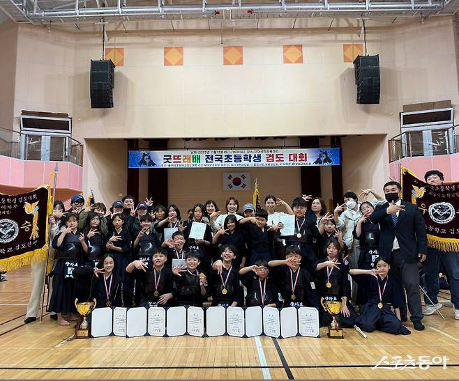 우승기념 전체 사진.  사진제공ㅣ구리시&nbsp;